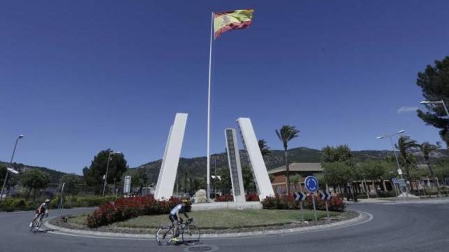 La bandera española volverá a ondear en Palmanova, pero a menor altura.