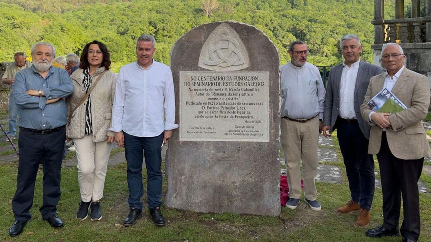 Monólito na memoria a Ramón Cabanillas no adro do Santuario da Franqueira, na Cañiza.   | // D. P.