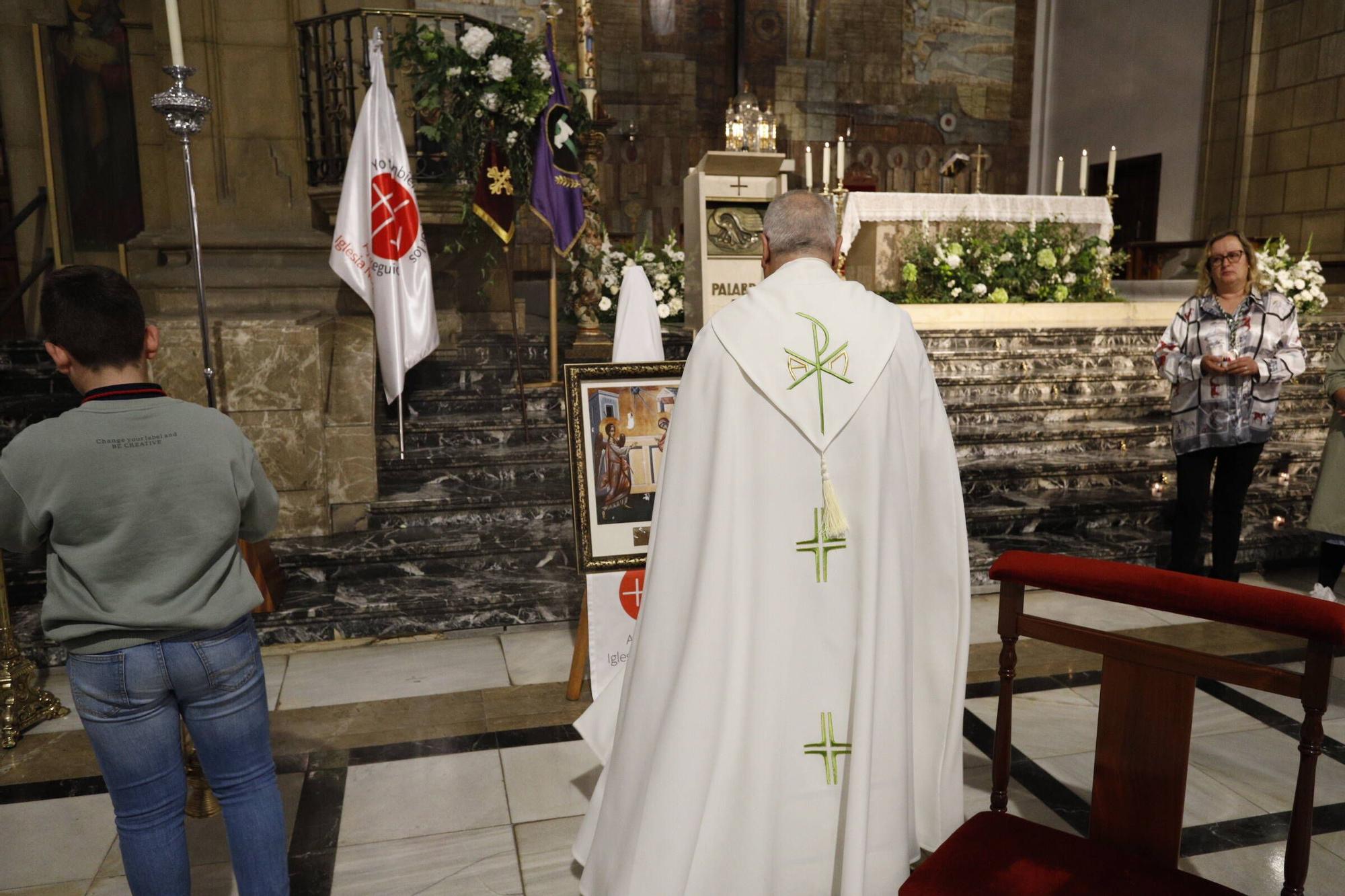 Así fue el primer "vía lucis" celebrado en Gijón (en imágenes)