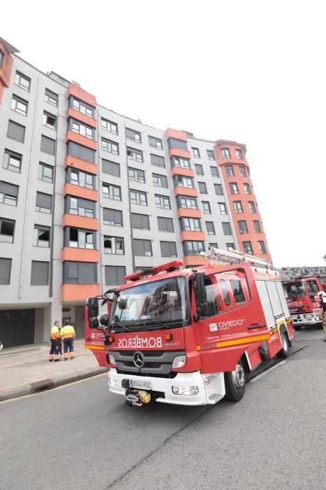 Suceso en Oviedo: Los Bomberos salvan a un hombre en un incendio en La Florida