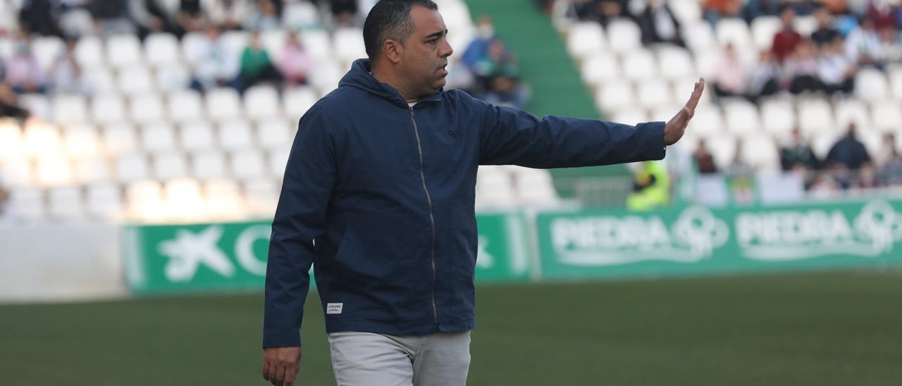 Germán Crespo da indicaciones a sus futbolistas durante un encuentro en El Arcángel.