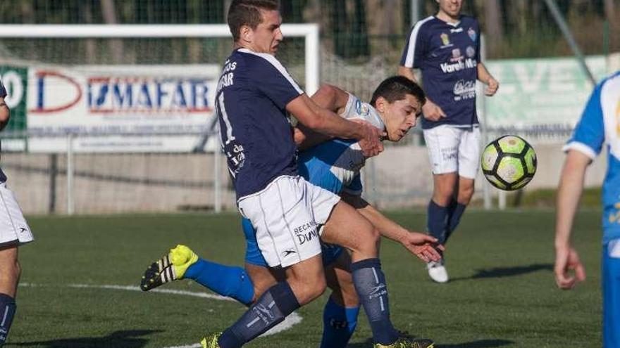 Alberto trata de arrebatarle el balón a un rival. // Bernabé/Ana Agra