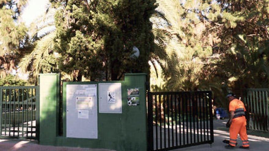 Entrada al colegio Valdeolletas, en Marbella.