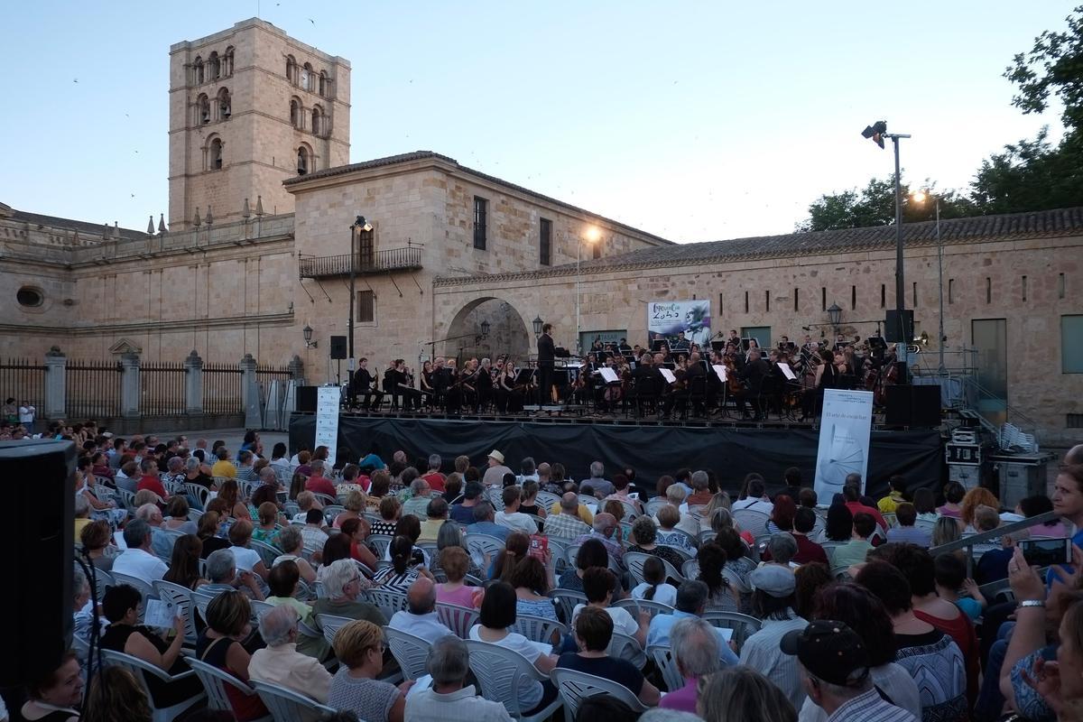 CONCIERTO DE LA ORQUESTA SINFÓNICA DE CASTILLA Y LEÓN. PLAZA DE LA CATEDRAL.