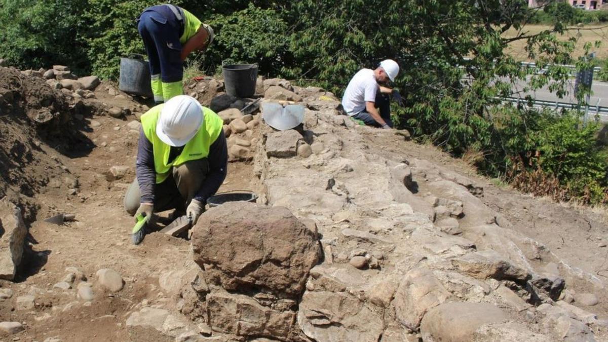 Excavación de una de las estructuras defensivas en el exterior. | Castrum