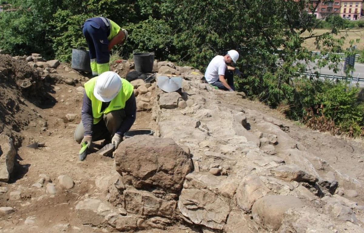 Excavación de una de las estructuras defensivas en el exterior. | Castrum