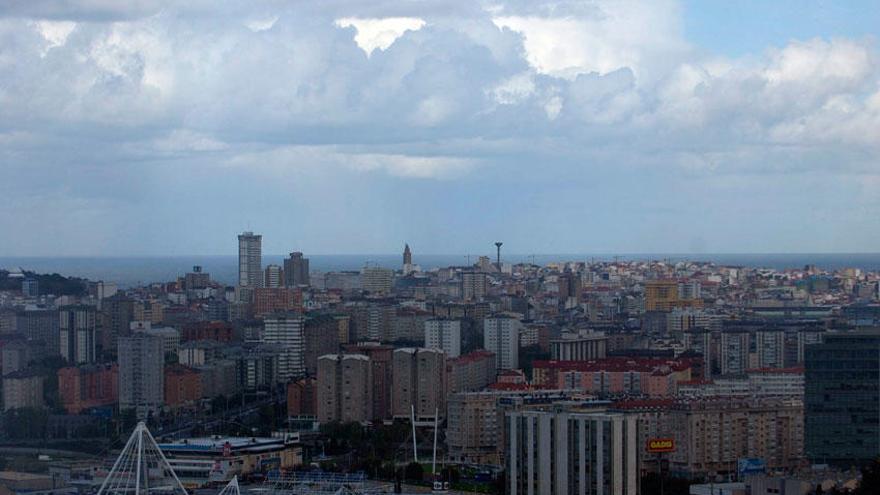 Vista de la ciudad de A Coruña un día de cielos nublados.