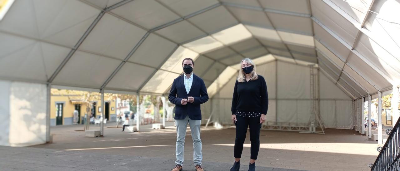 José Daniel Díaz y Raquel Marichal en la carpa de la plaza del Cristo donde se desarrollará Tacoronte Di Vino 2021