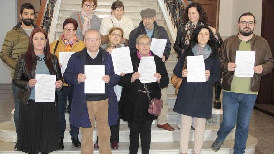 Vecinos y portavoces de la oposición presentaron ayer la iniciativa en el Concello.  // S.A.