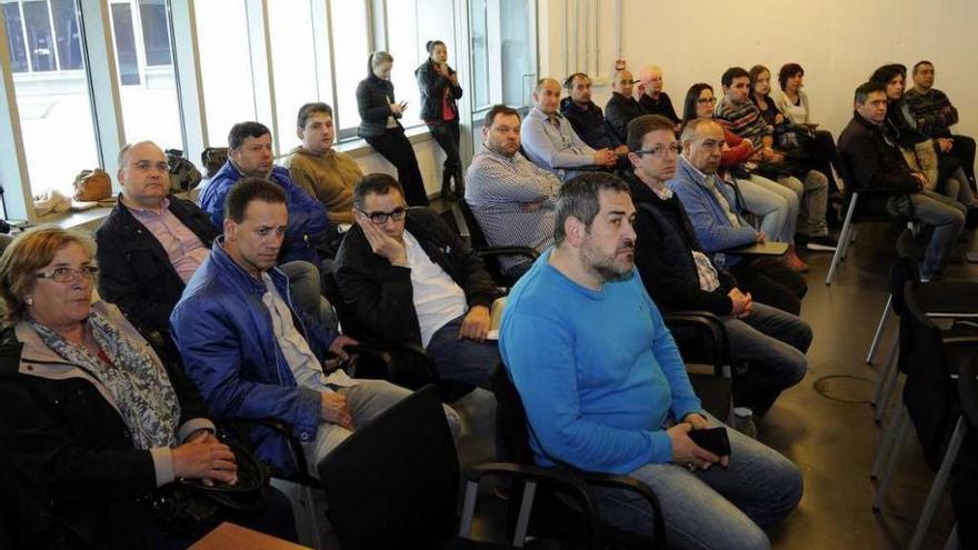 Empresarios y vecinos en el consistorio, ayer, durante la presentación del plan. // Bernabé/Javier Lalín