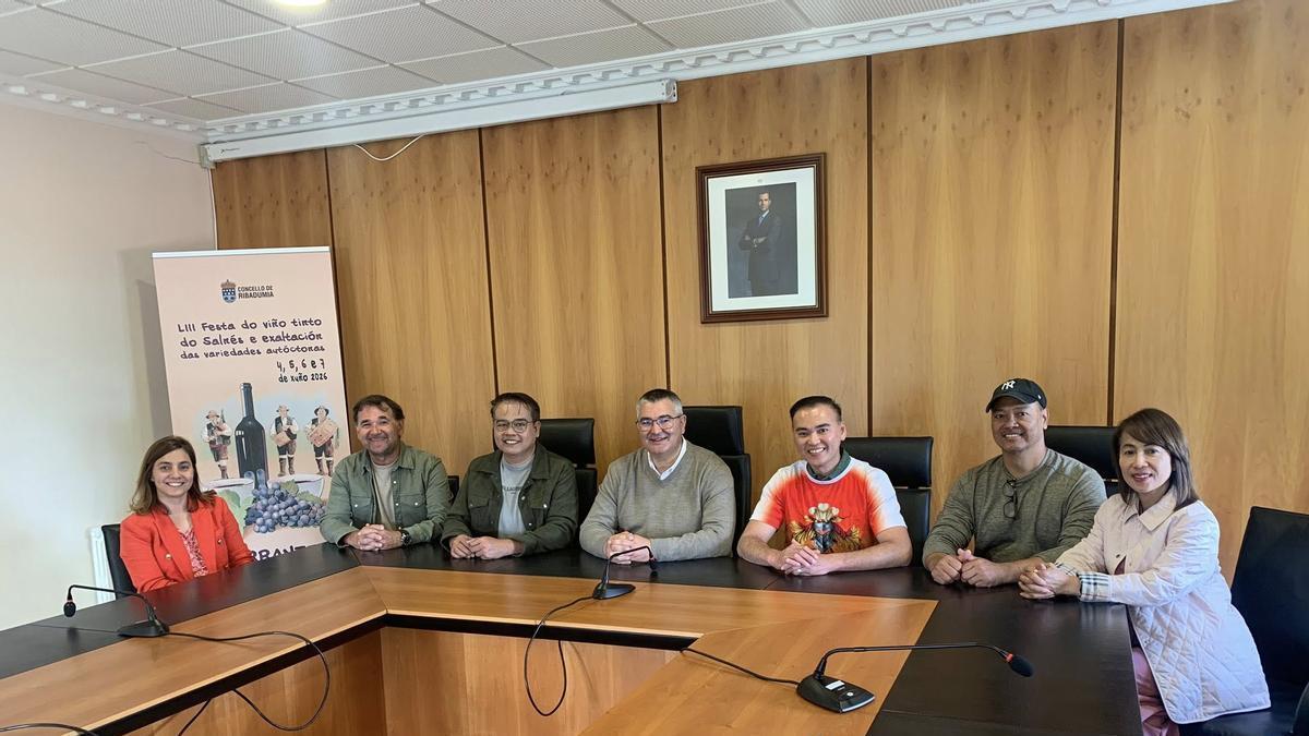 Un momento de la visita de los hermanos Barrantes al consistorio de Ribadumia.