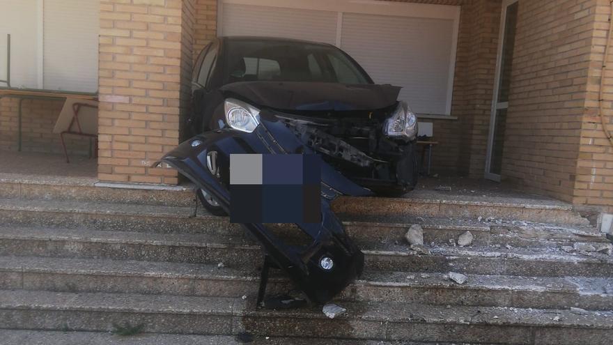 Susto en San Isidro: Irrumpe con el coche en un colegio atravesando el patio marcha atrás y conduce escaleras arriba hasta el porche