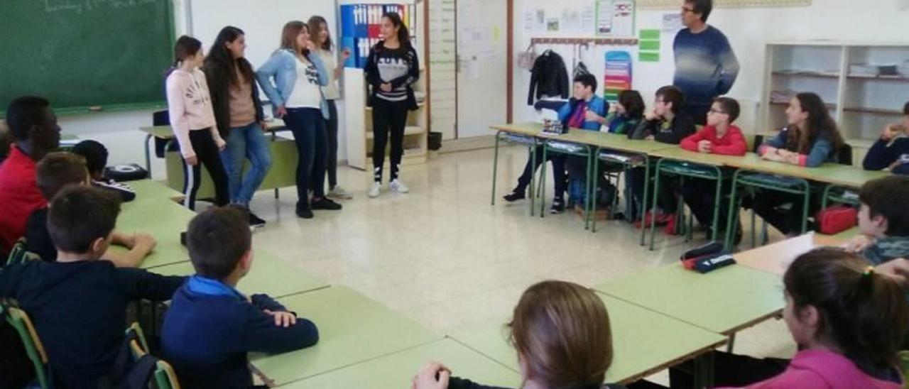 Els alumnes de l´IES Son Pacs amb els de sisè del CEIP Mestre Colom.