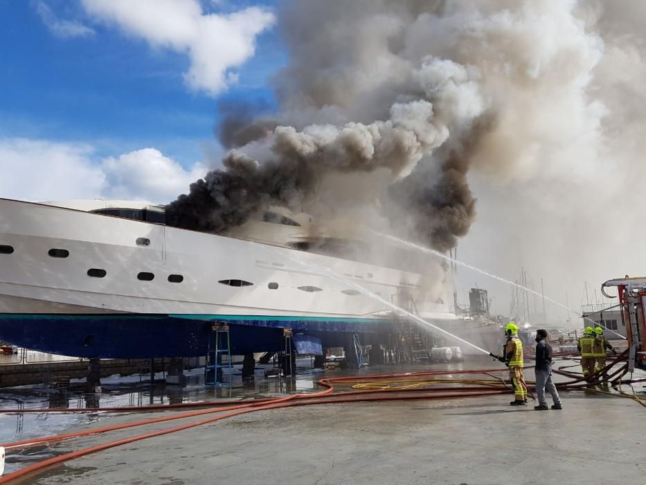 Arde un yate en el puerto pesquero de Alicante