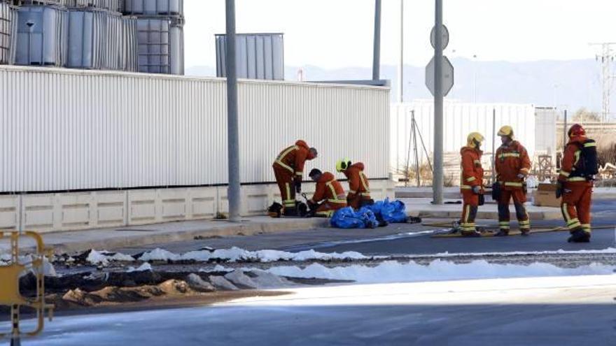 Los bomberos, tras controlar la fuga de ácido nítrico en Silla.