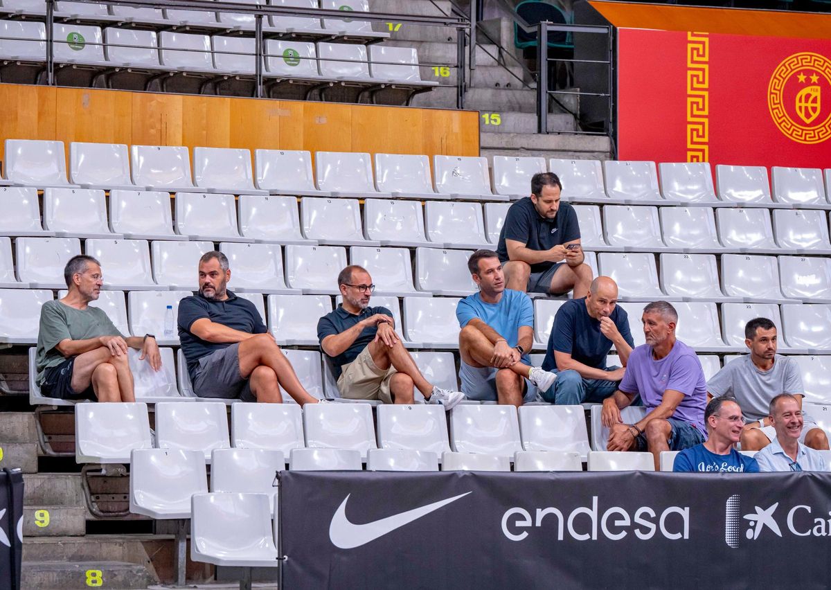 Pedro Martínez, en la grada del Olímpic de Badalona junto a un grupo de entrenadores