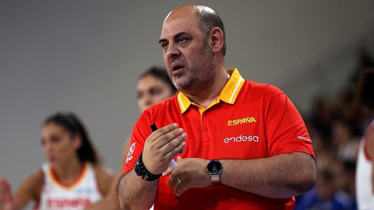 Lucas Mondelo, entrenador de la selección femenina de baloncesto