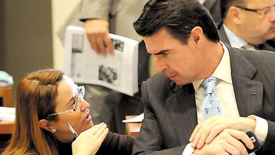 Rosa Rodríguez charla con José Manuel Soria en el Parlamento de Canarias.