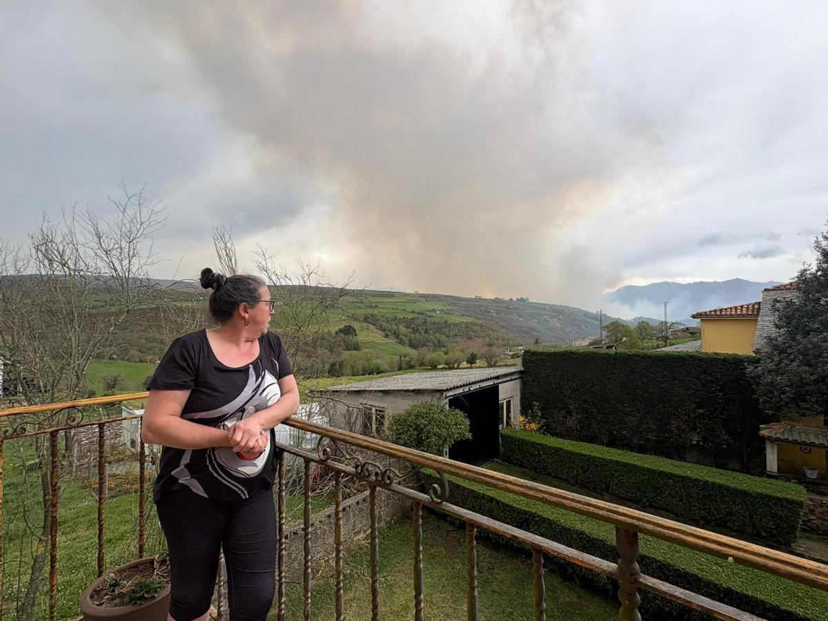 Almudena Morán ante la columna de humo que podía observar desde Nieres.