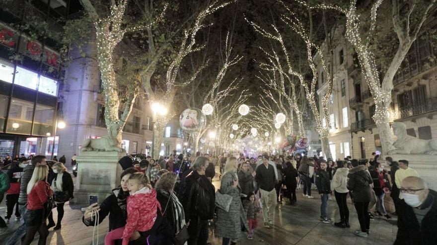 Die Weihnachtsbeleuchtung ist auf Spanisch „las luces de Navidad“.  | FOTO: MANU MIELNIEZUK