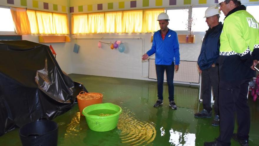 El alcalde en una clase inundada