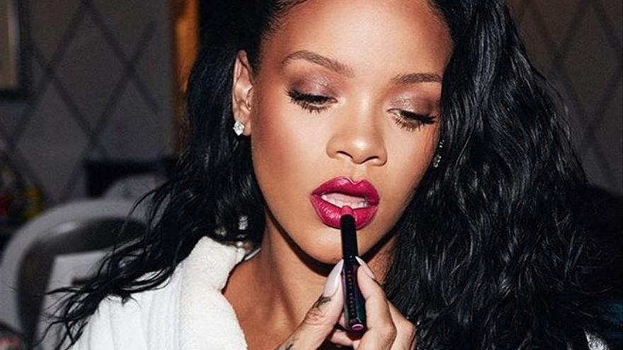 ¿Quieres que Rihanna te enseñe a maquillarte?