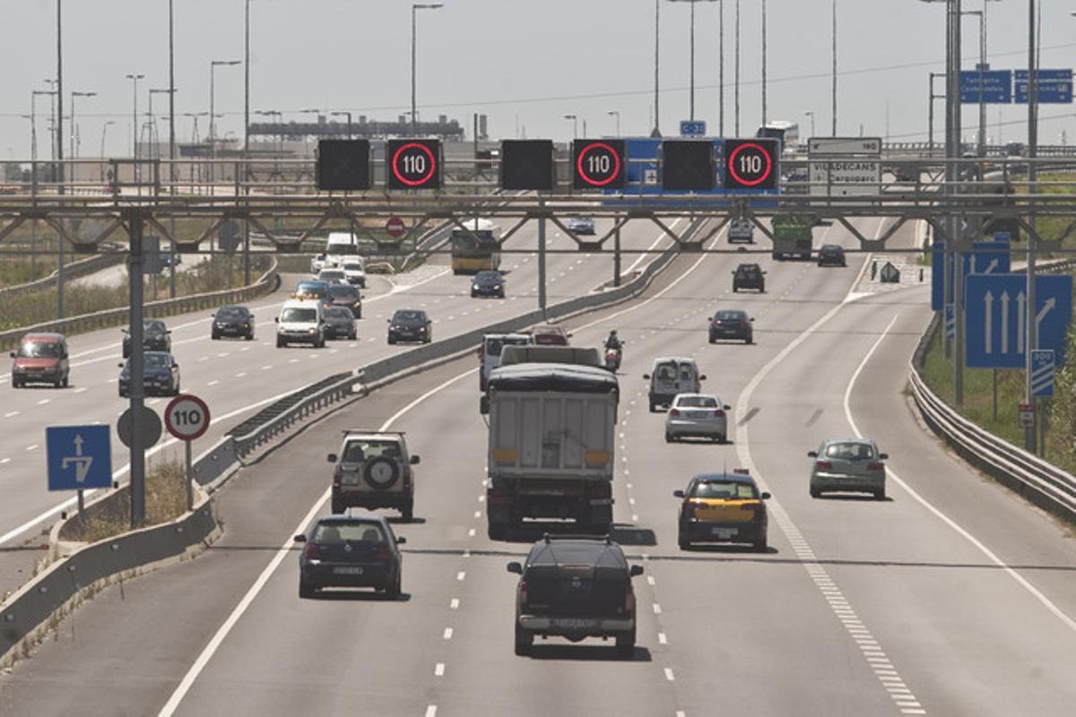 Vehicles circulen per l’autovia de Castelldefels, amb els panells que adverteixen del límit de velocitat a 110 km/h, el 20 de juny passat.