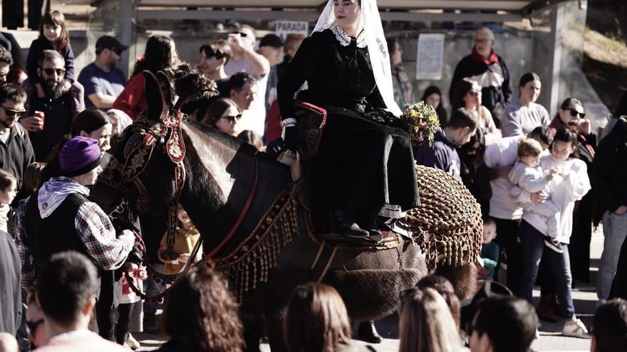 Balsareny celebra la festa dels Traginers: la comitiva del banderer i la núvia