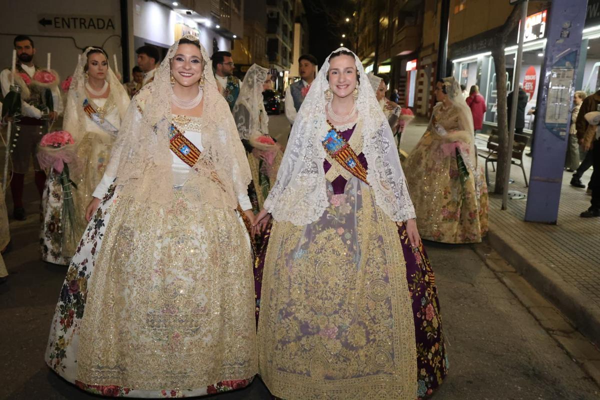 Manuela Borrull y Triana Benavent, falleras mayores de Gandia, antes de iniciar su Ofrenda.