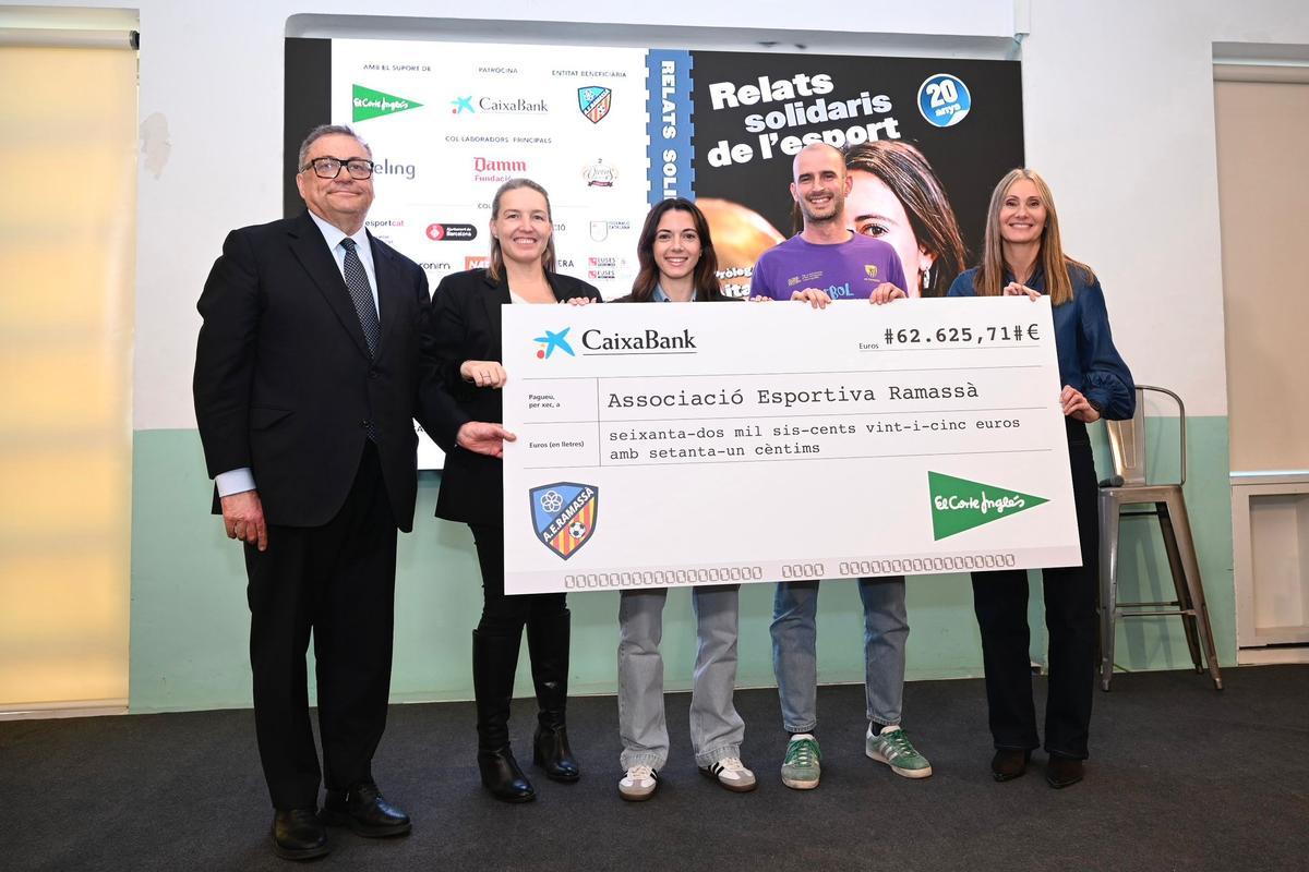 Aitana Bonmatí, en el centro, en el cierre de la edición de Relats Solidaris en la Antiga Fàbrica Damm.