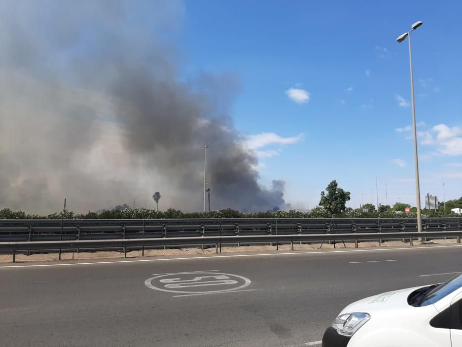 Un incendio en Aldaia es visible a varios kilómetros