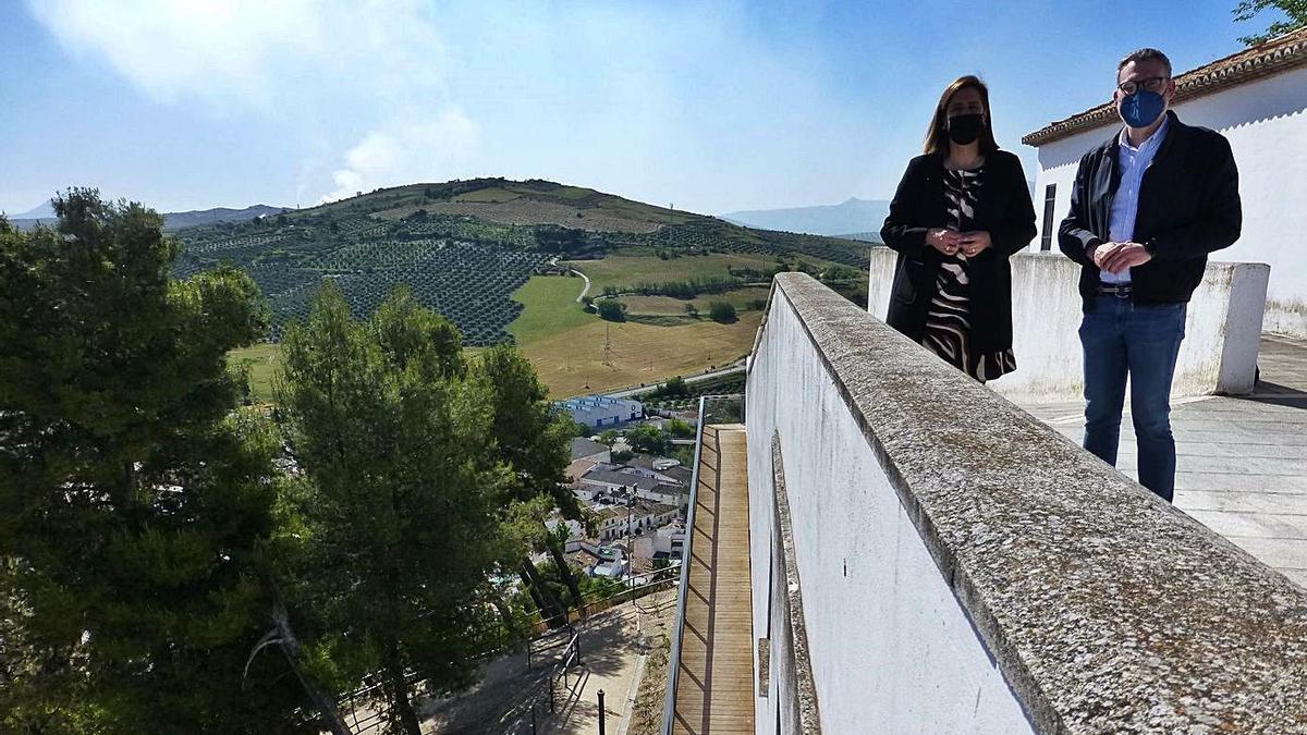 Cristina Piernagorda y Javier Vacas, en el Mirador del Hospital.