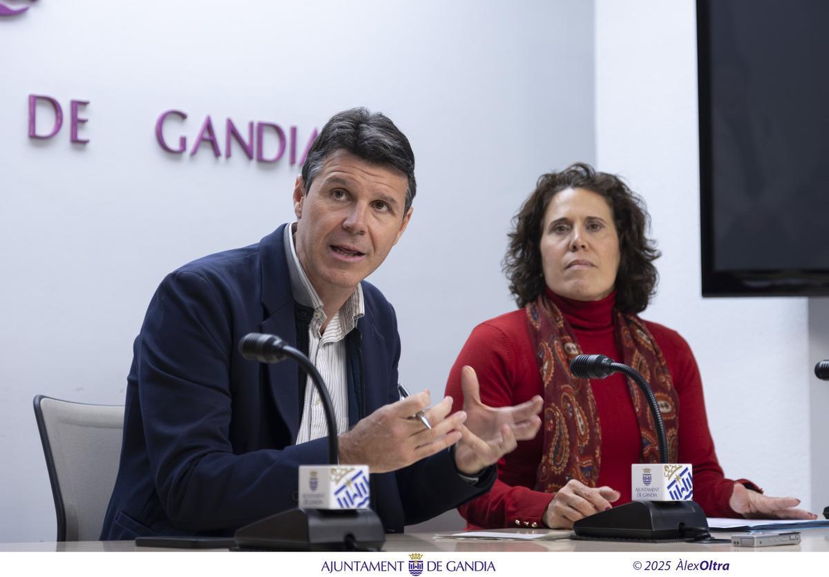 Jesús Naveiro y Pilar Martí, en la presentación del trofeo