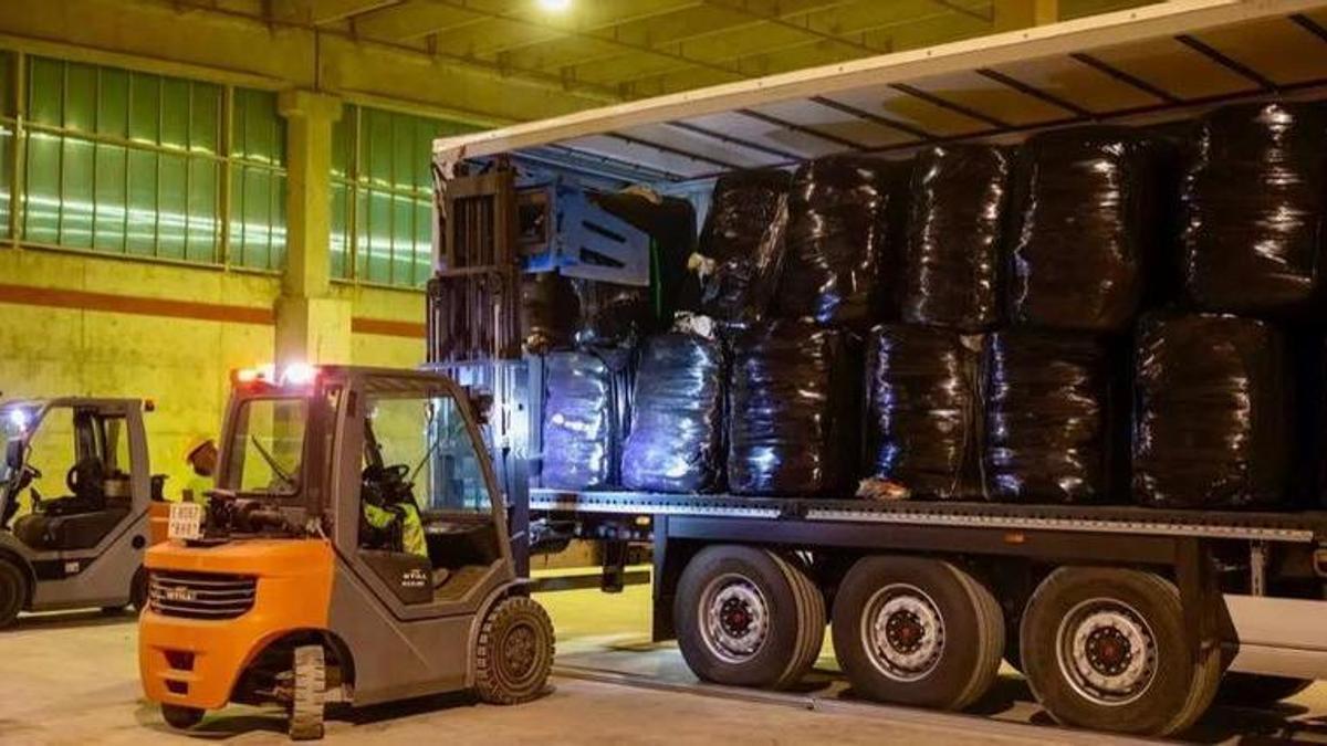 Die erste Müllladung von Ibiza auf ihrem Weg nach Mallorca