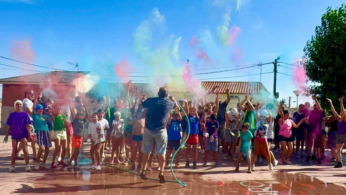 Decenas de participantes, antes de participar en la Batalla de la Harina de Villaseco del Pan