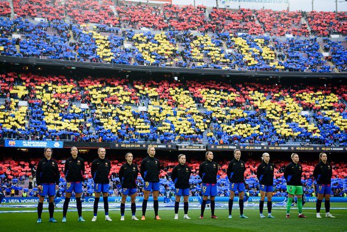 Las futbolistas azulgranas saltan al terreno de juego con el mosaico de fondo