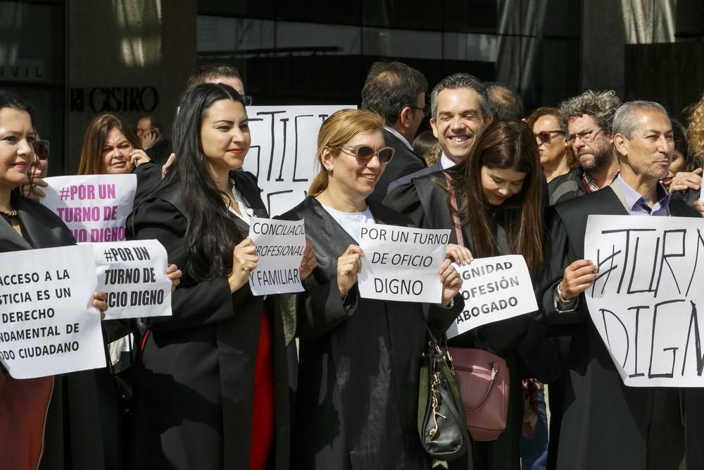 Protesta de jueces, fiscales y abogados ante la Ciudad de la Justicia de la capital grancanaria