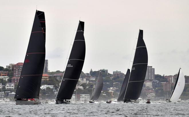 El yate de Australia Wild Oats XI (L) lidera el paquete al comienzo del Desafío de Grandes Botes SOLAS en el puerto de Sydney.