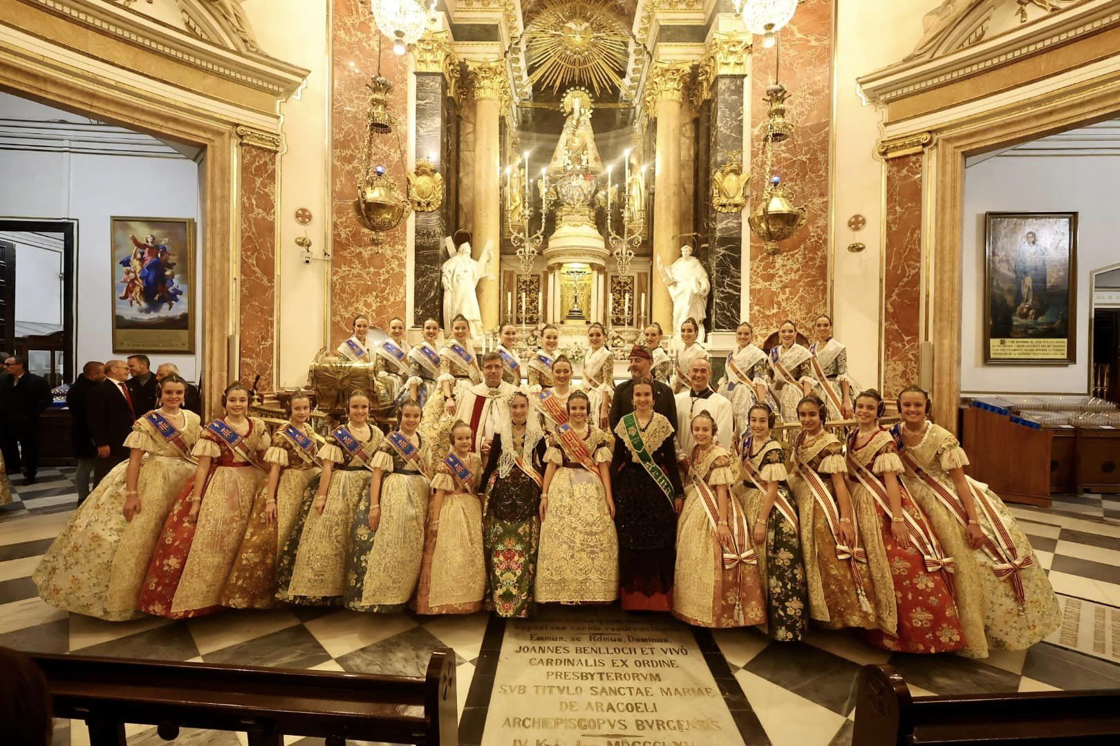 La visita a la Basílica completa la fiesta de la Exaltación en las Fallas 2023