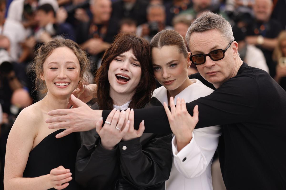 (De izquierda a derecha) Havana Rose Liu, Sophie Thatcher, Kristine Froseth y Nicolas Winding Refn asisten a la sesión fotográfica de 'Her Private Hell' durante el 79º Festival de Cine de Cannes, en Cannes, Francia, el 19 de mayo de 2026.