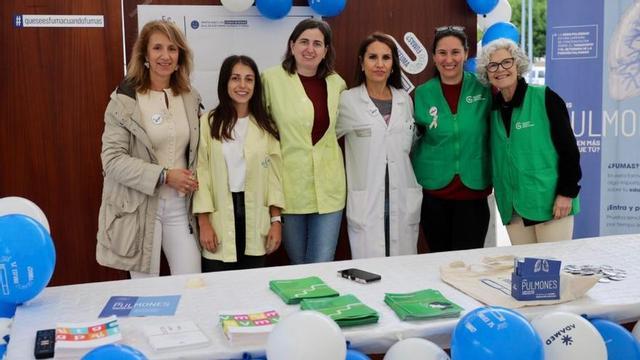 Mesa informativa isntalada ante el consistorio este miércoles.  |