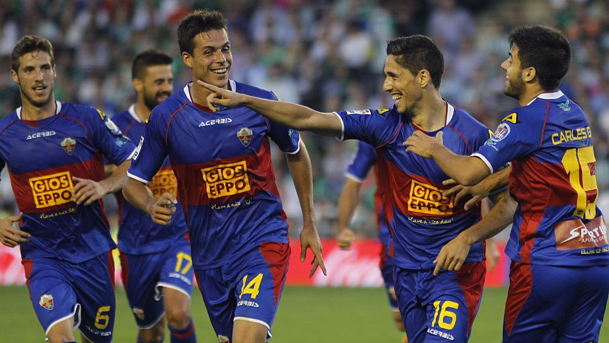 Fidel celebra su primer gol en Primera con el Elche, en 2013