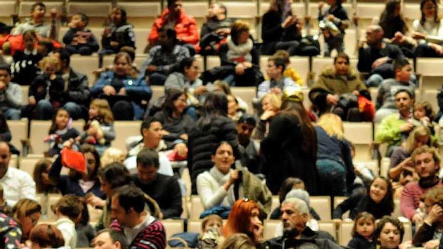 El público en la primera función del Auditorio Municipal. // Iñaki Abella