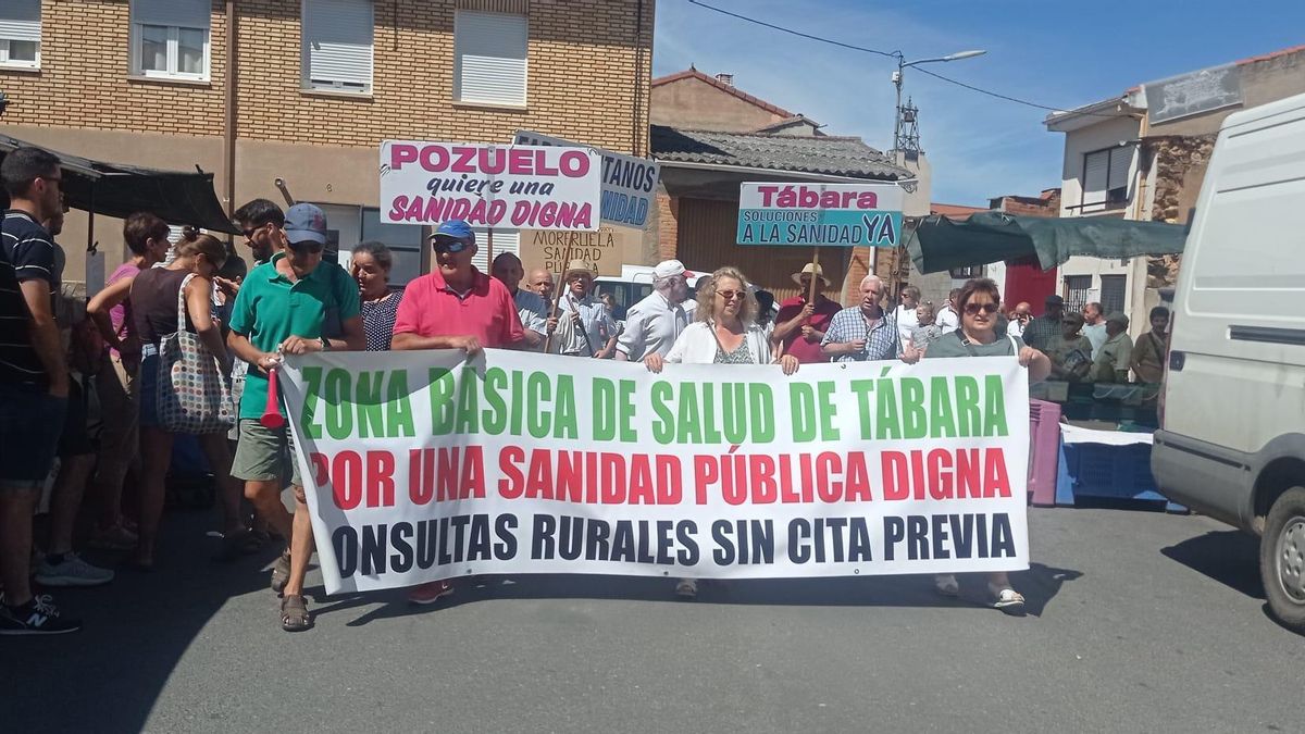 Vecinos de Tábara en la concentración en defensa de la sanidad celebrada este sábado.