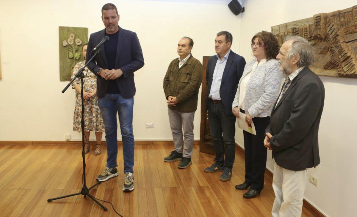 Representantes de Xunta y Concello en una muestra sobre Wily, en 2024. | BERNABÉ/L.A.