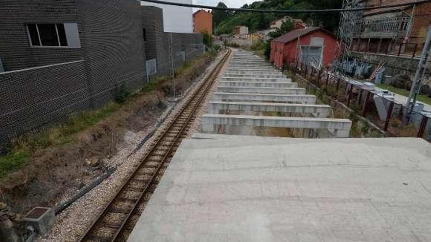 El acceso al falso túnel del soterramiento en Sama.