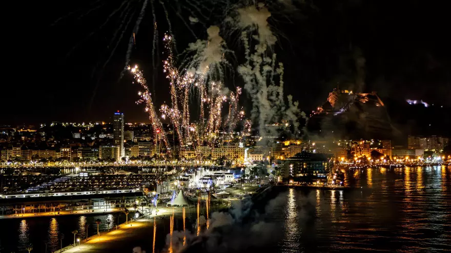 El eterno debate de los fuegos artificiales de las Hogueras de Alicante: son a las doce o a la una