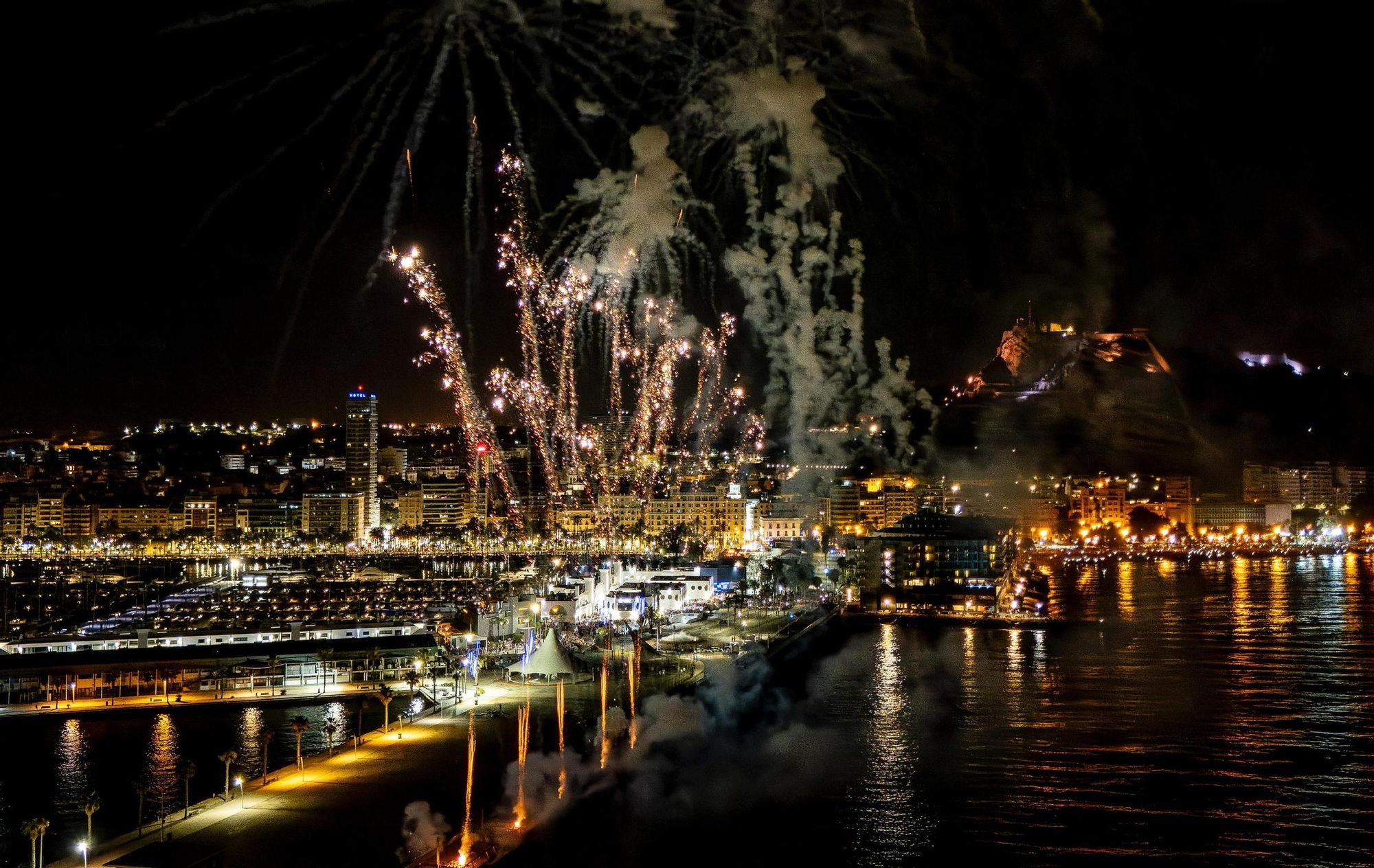 Los fuegos artificiales de Pirotecnia Turis cautivan desde el puerto de Alicante