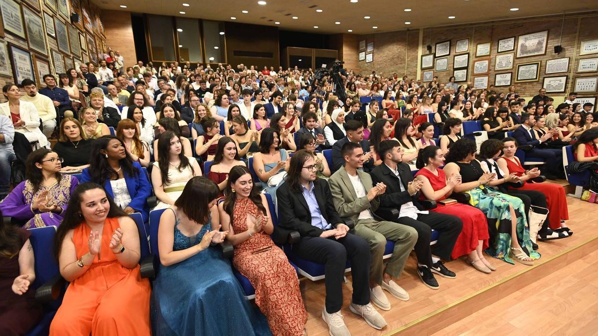 Graduación de nuevos titulados en la Facultad de Filología y Traducción