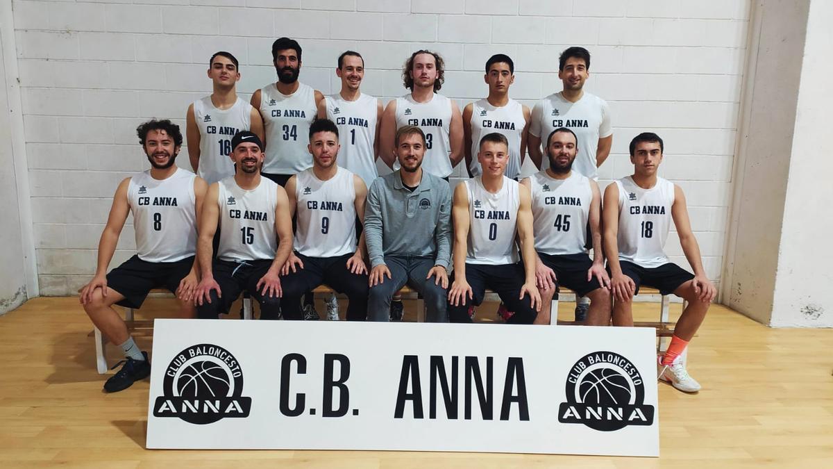 Jugadores y técnico del primer equipo del CB Anna, que acaba el año colíder.